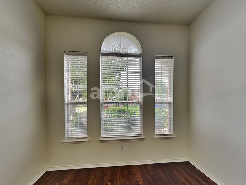 Building Photo - 300 Trailwood Dr