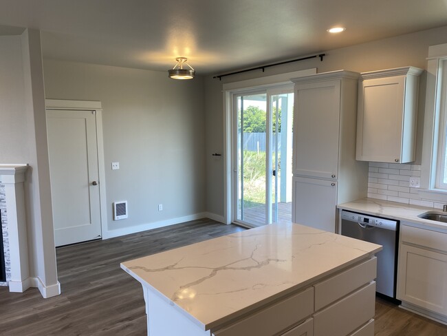 Building Photo - 1266 Fairwood Dr SW