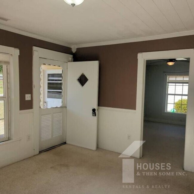 Building Photo - 108 Davis St