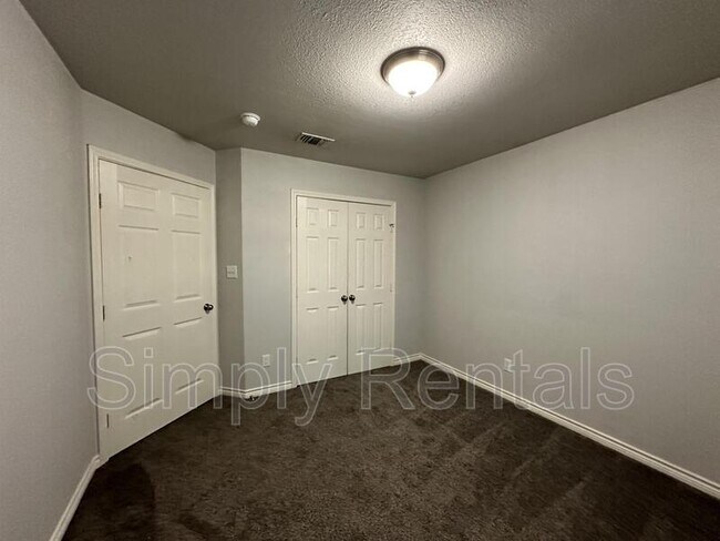 Building Photo - 1310 Sabine St