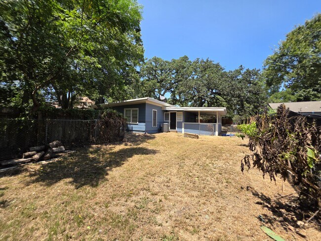 Building Photo - 522 E Davilla Ave