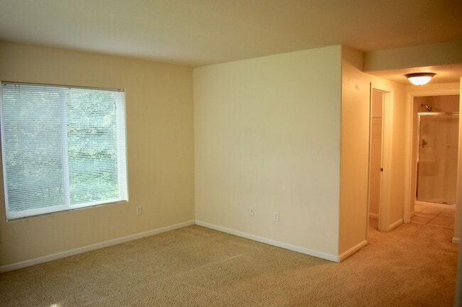 Building Photo - Beautiful Beaverton Townhouse