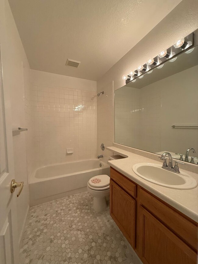 Building Photo - Charming 2 Bed, 2 Bath Home for Rent in We...