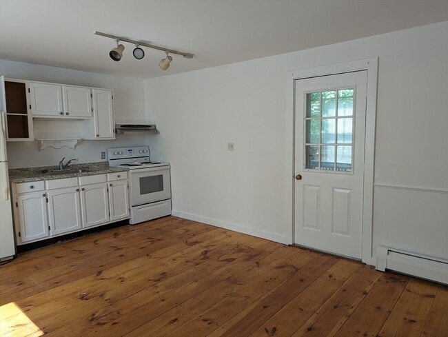 Building Photo - 8 1/2-82 Russia St