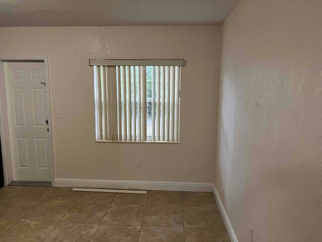 Building Photo - 765 NE 126th St