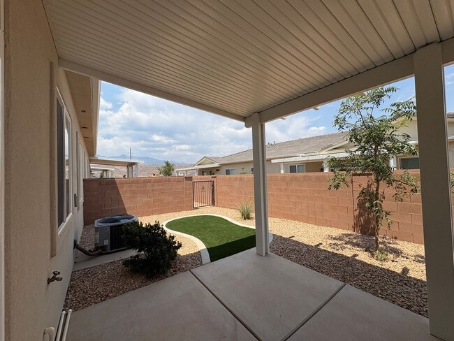 Building Photo - Townhome in Hurricane