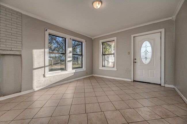 Building Photo - 3 BEDROOM 1 BATHROOM BRICK HOME FOR RENT!