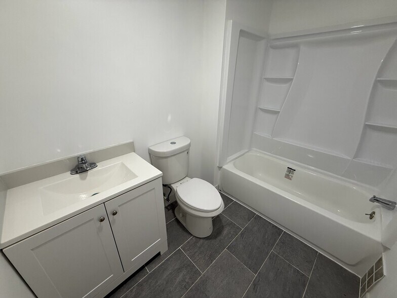 Building Photo - 3300 Chestnut Ave