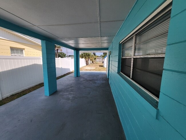 Building Photo - Nice beach side 2/1, walk to beach, restau...