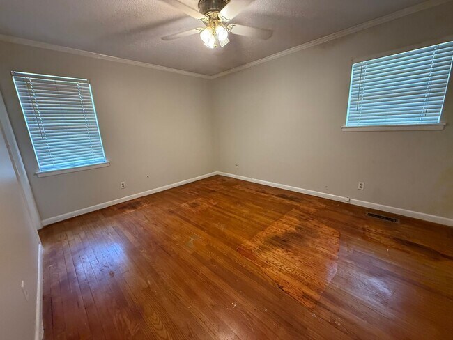 Building Photo - Charming 3-Bedroom Home with Spacious Yard...