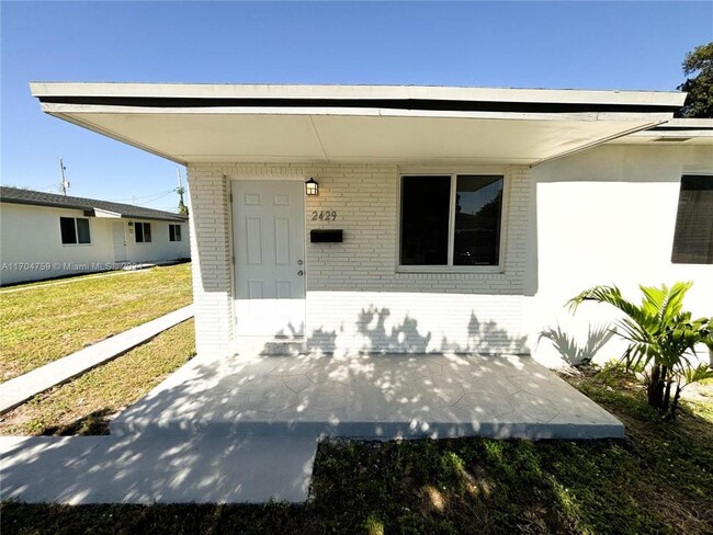 Building Photo - 3 bedroom in Miami FL 33147