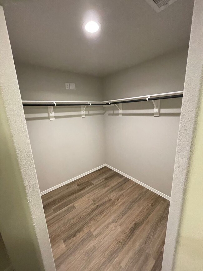 Building Photo - 731 Long Cedar Dr