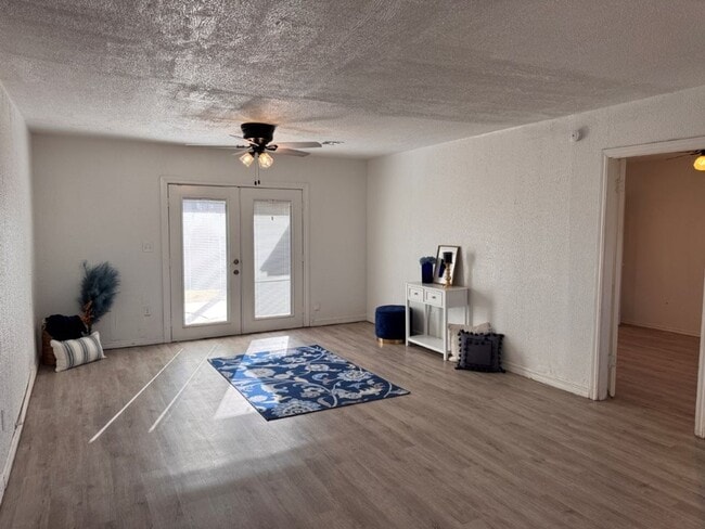 Building Photo - 2 bed 1.5bath  New paint, new flooring, new range, fenced yard!