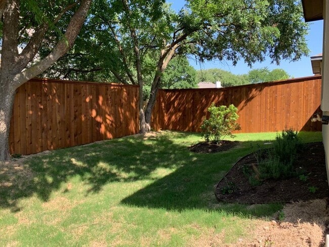 Building Photo - 626 Parkline Dr