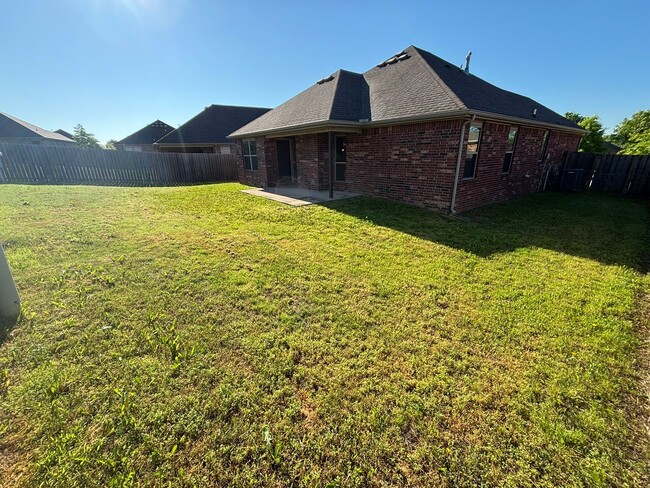 Building Photo - **COMING MID-JUNE**  Stunning 3-Bedroom, 2-Bathroom Single Family Home in Fayetteville!