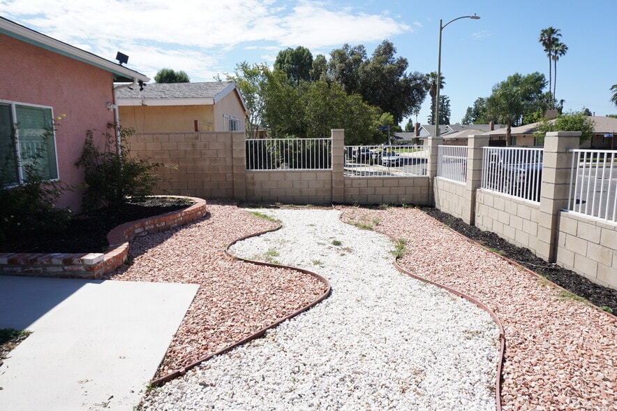 Building Photo - 8826 Quartz Ave