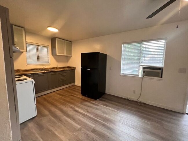 Building Photo - 430 E 8th St