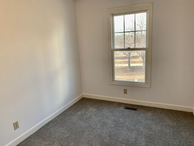 Building Photo - 3 Bedroom 2 bath TownHome