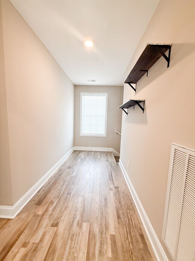 Building Photo - 3 Bedroom 2 1/2 Bathroom Home