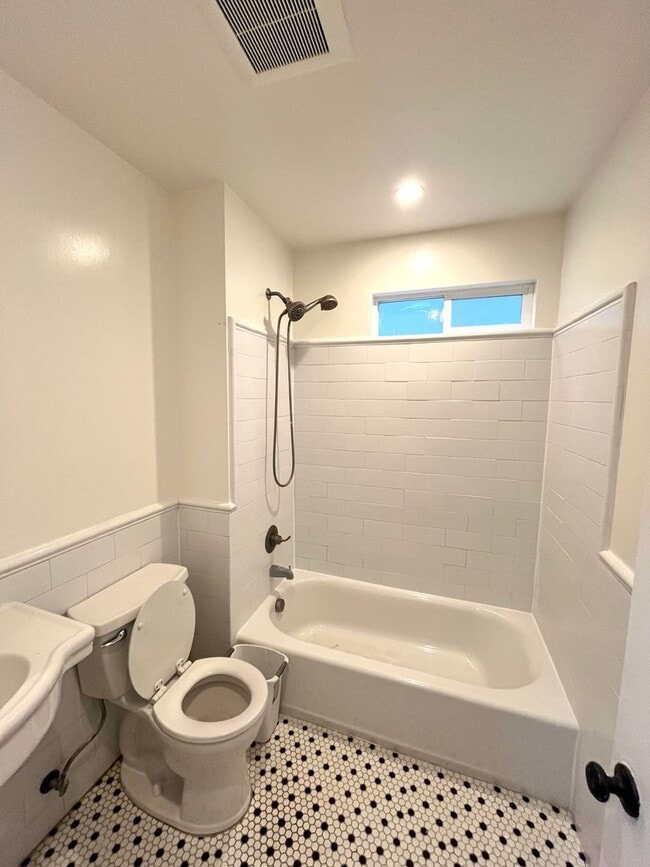 Building Photo - Charming 4 Bedroom Home Located in Lomita Park Neighborhood