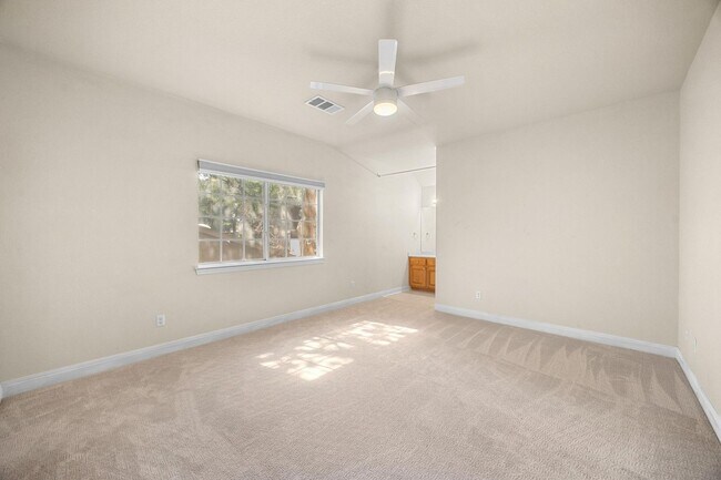 Building Photo - 7 Bed Home for August!