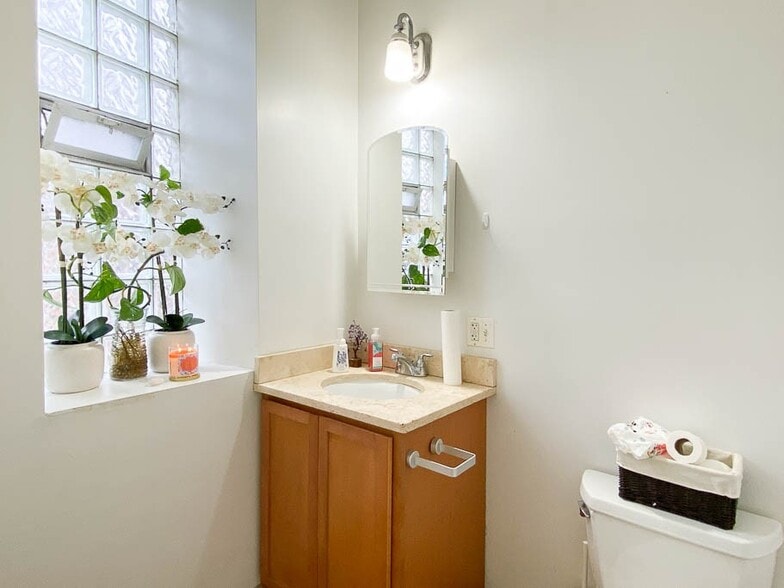 Building Photo - 1708 W Wallen Ave