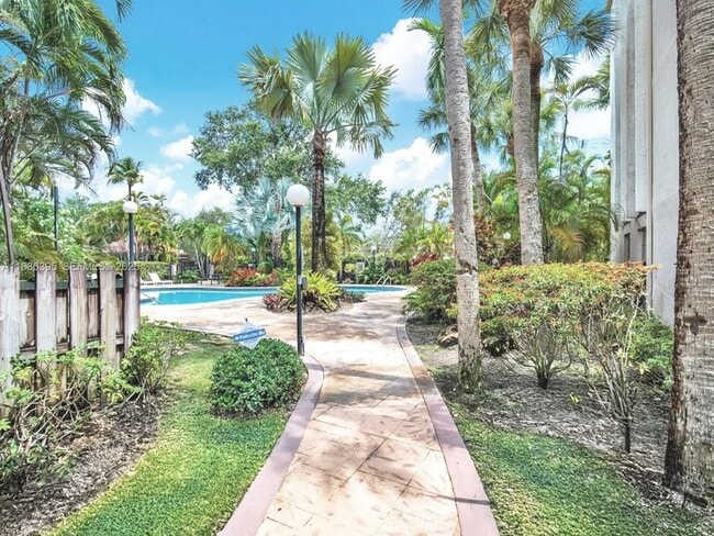 Building Photo - 6886 N Kendall Dr