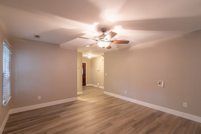 Building Photo - Cozy newly renovated 4 bedroom home on Hic...