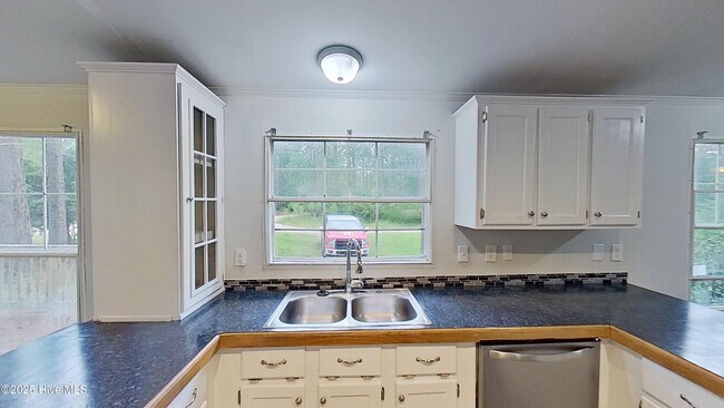 Building Photo - 20 Deer Ridge Dr W