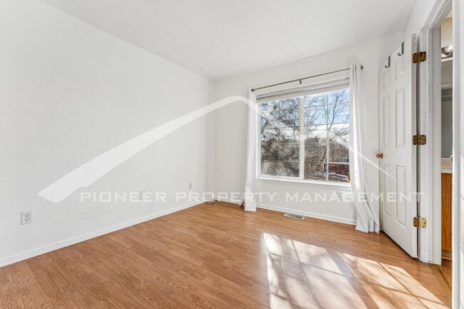 Building Photo - Spacious Home with Fenced Yard and Washer/...