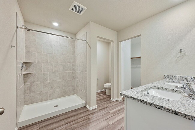 Building Photo - Small city charm close to big city commute!