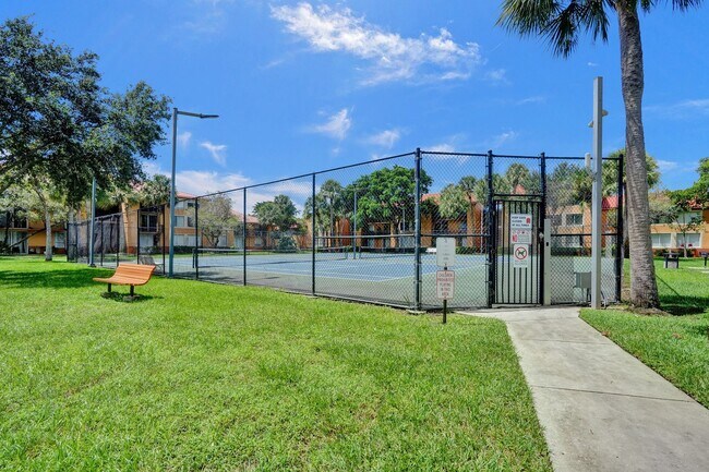 Building Photo - Updated 2 Bed, 2 Bath 1st Floor Condo with Garden Views in Lakes of Jacaranda, Plantation