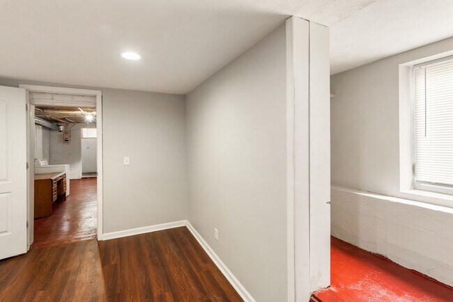 Building Photo - Available now!  517 S. 35th St.  4 Bedroom, 2 Bath Great Midtown location, 1 car garage.