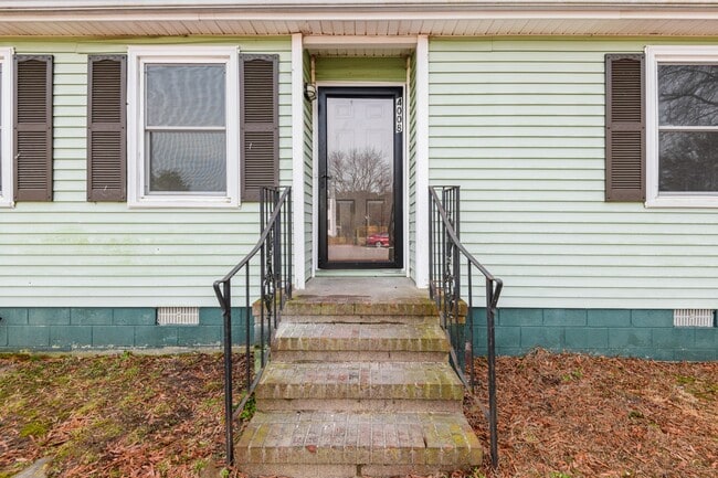 Building Photo - 4008 Gloucester Dr