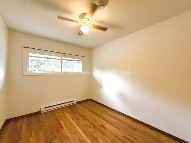 Building Photo - Charming 3-Bedroom Gem with Hardwood Floor...