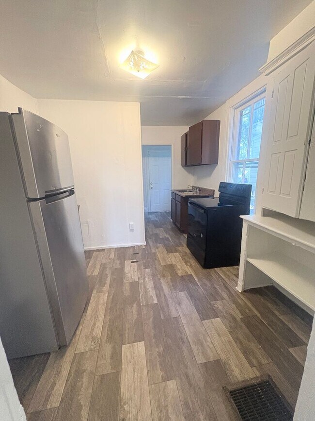 Building Photo - 1 Bedroom Apt Located in the York City