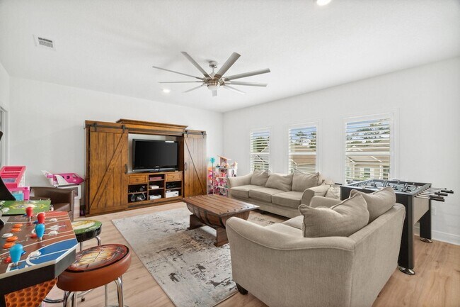 Building Photo - 627 Las Roblas Grande Dr