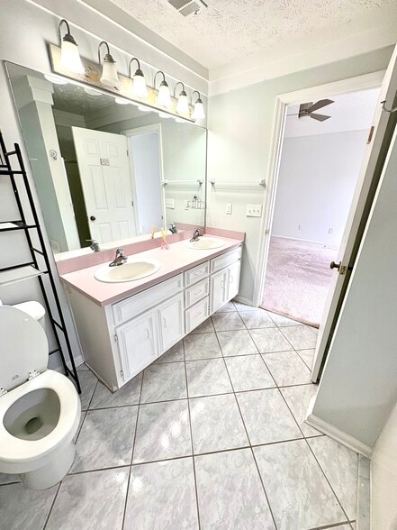 Building Photo - 5240 Spinnaker Ct