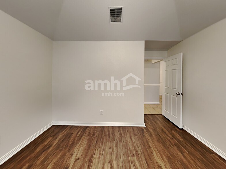 Building Photo - 87 Elmwood Trail