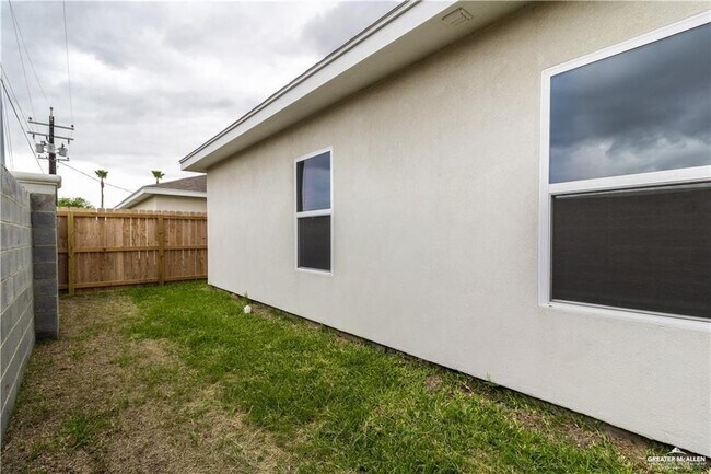 Building Photo - 12 W Kenwood St