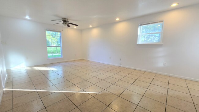 Building Photo - 2431 Octavia Dr