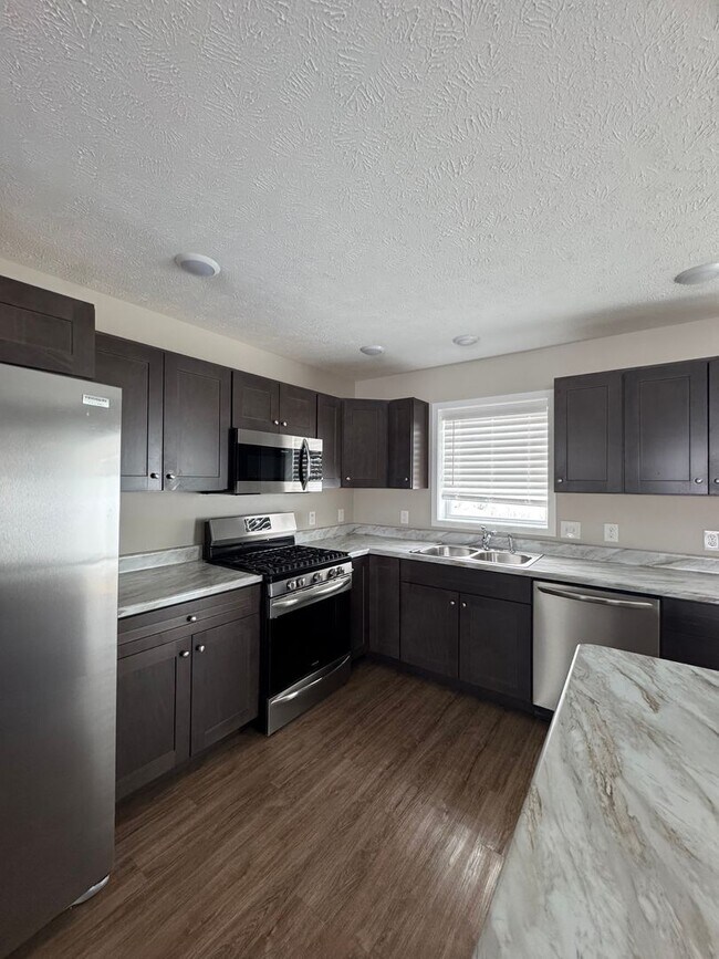 Building Photo - Stylish Ranch Home with Open Floor Plan in...