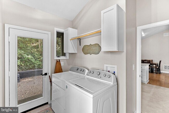 Building Photo - 862 Carrier Dr