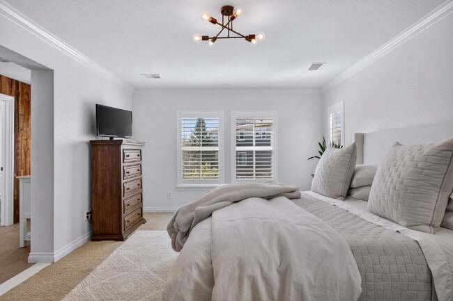 Building Photo - "Spacious 5-Bedroom Retreat on South Quantock Way - Perfectly Designed for Comfort and Style!"  A...