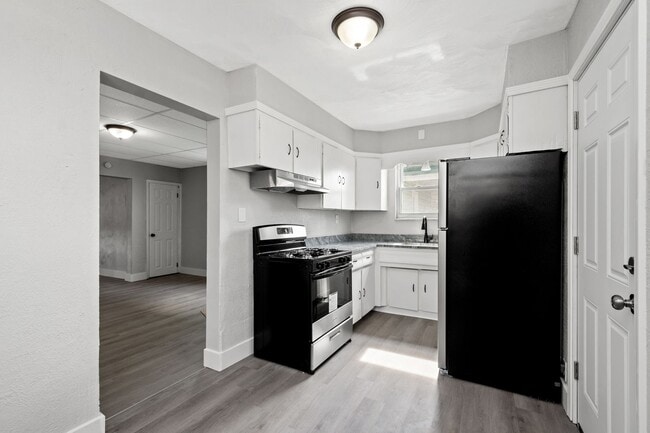 Building Photo - SCORE 50% OFF 1ST MONTH'S RENT IF SIGNED BY DEC 19! Fresh 2 bedroom home in Myer Park available now!