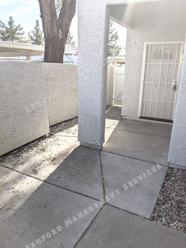 Building Photo - 3 BEDROOM 3 BATH END UNIT TOWNHOME IN GATE...