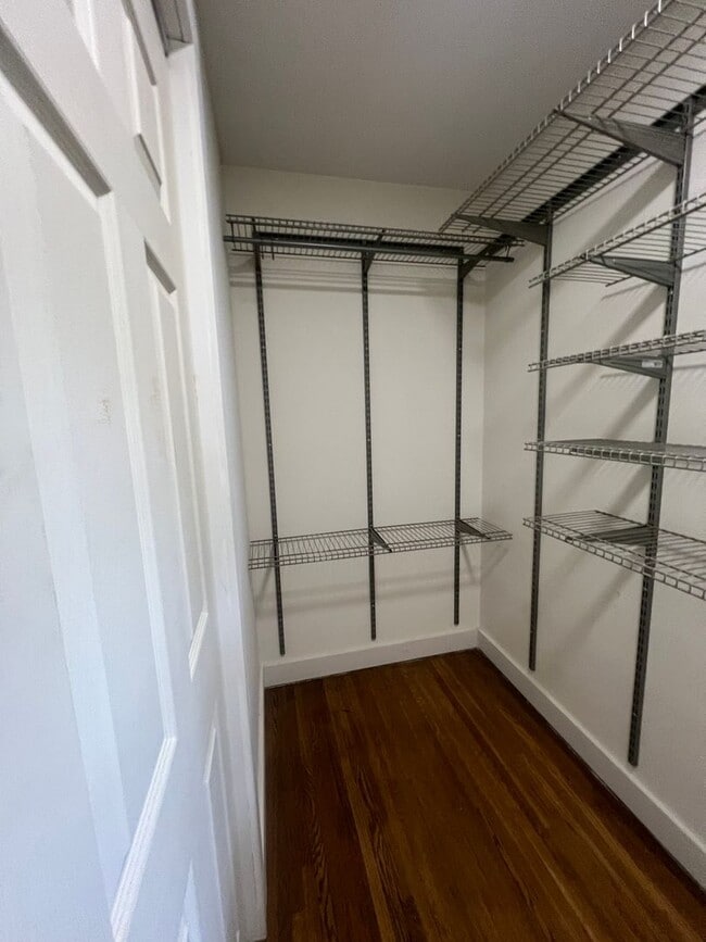 Building Photo - Cozy 2 Bedroom Minutes From Downtown