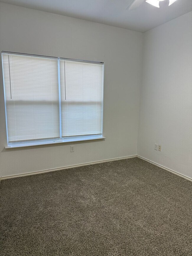 Building Photo - 2802 Pasadena Ln