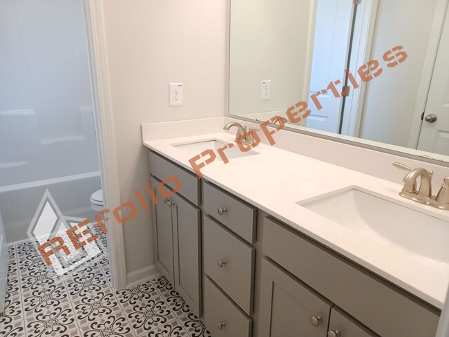 Building Photo - Beautiful 4BD 2.5BA Home w/Primary Suite o...