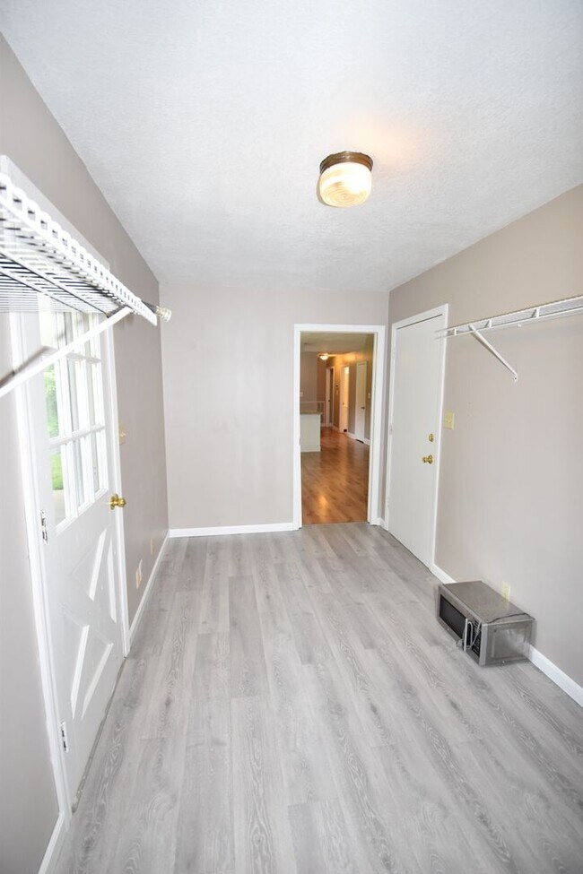 Building Photo - 2 Bedroom Pet Friendly Home For Rent!